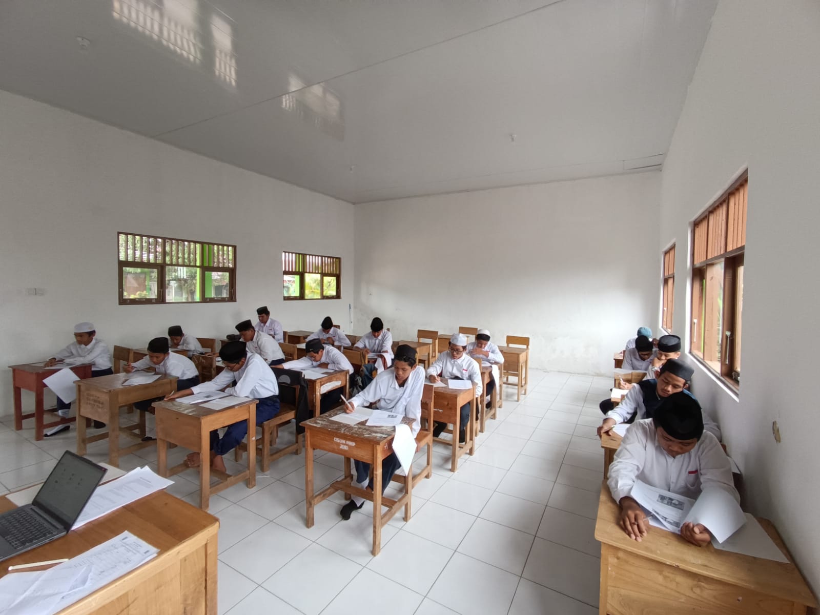 136 Siswa Kelas IX SMPN 2 Martapura Timur Jalani Pre-Test hingga Post-Test Bimbingan TKA