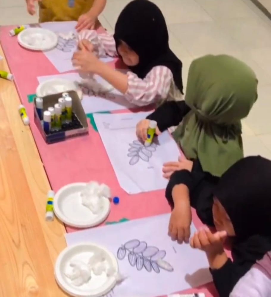Ramadan Kareem di TK Adzkia, Tanamkan Sunnah Puasa dan Ibadah Sejak Dini dengan Tema Membuat Kurma dari Kapas
