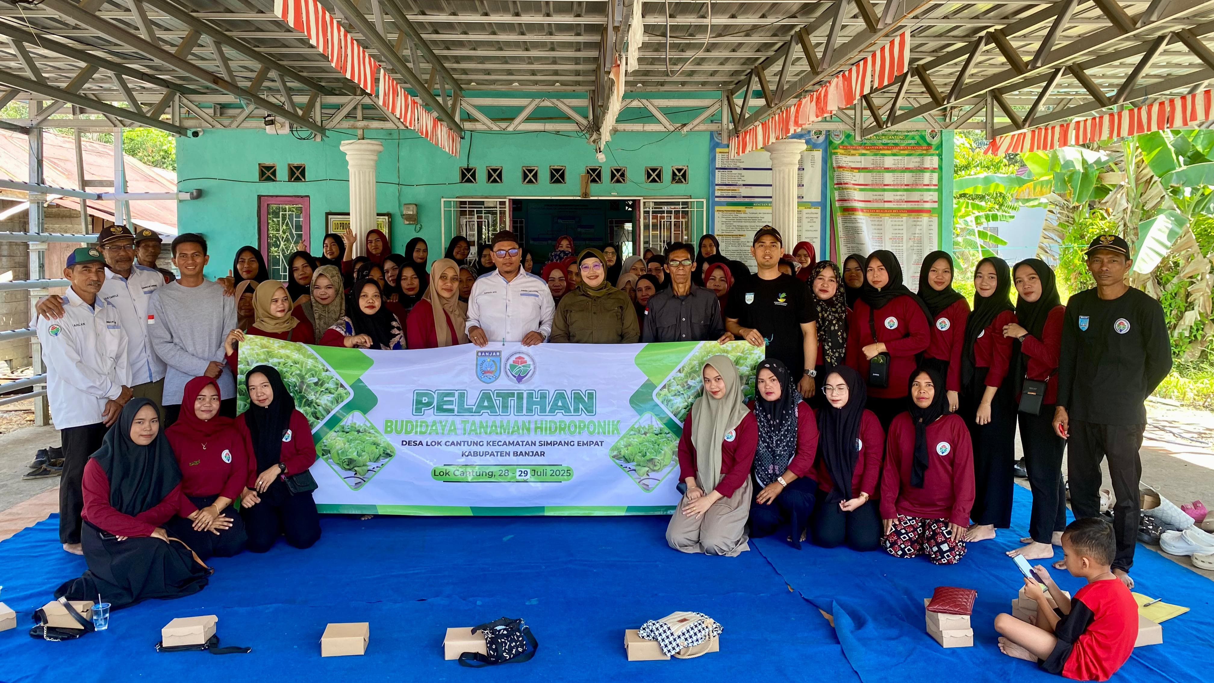 Wujudkan Ketahanan Pangan, Ibu-Ibu Desa Lok Cantung Antusias Belajar Hidroponik
