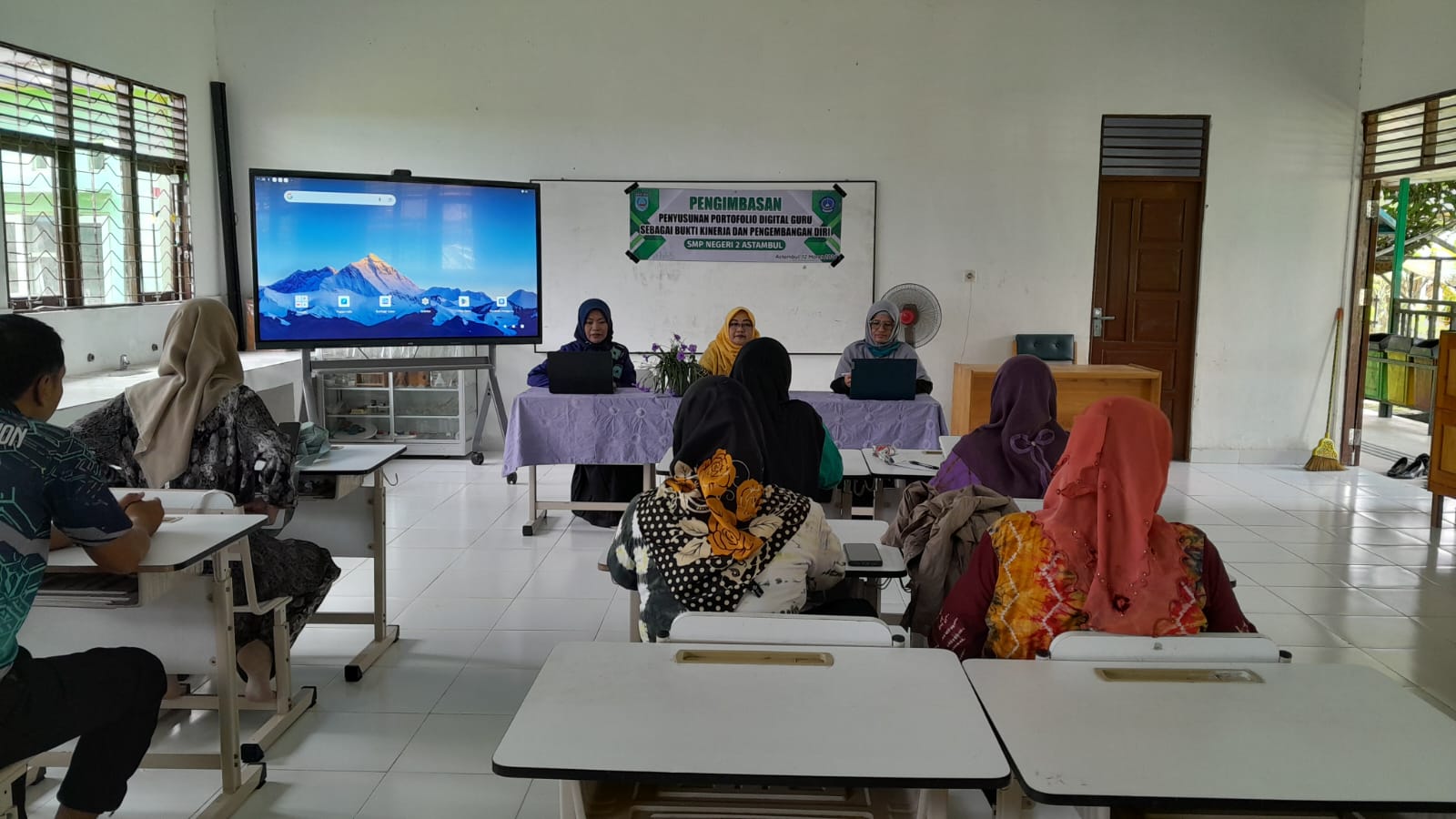 Menuju Guru Profesional di Era Digital, SMPN 2 Astambul Gelar Pengimbasan Portofolio Digital
