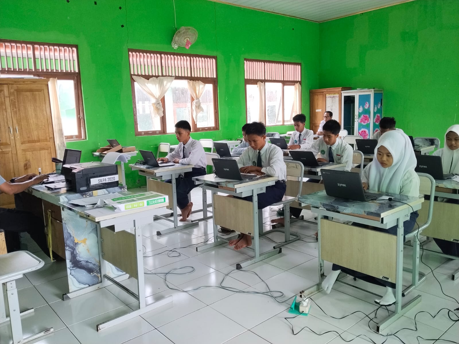 Tingkatkan Kesiapan Siswa, SMPN 2 Martapura Barat Gelar Gladi TKA Hari Pertama dengan Evaluasi Mendalam