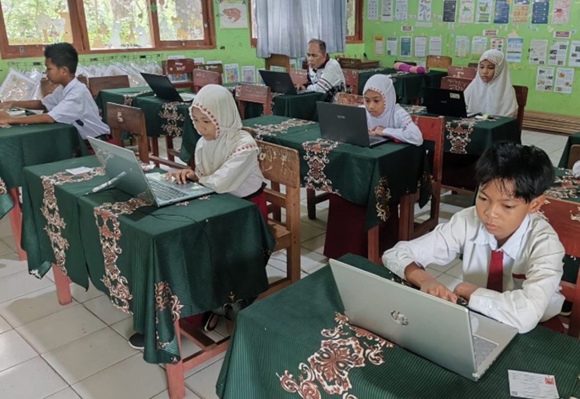 Diguyur Hujan, 18 Siswa SDN Awang Bangkal Timur Tetap Antusias Ikuti Gladi Bersih TKA