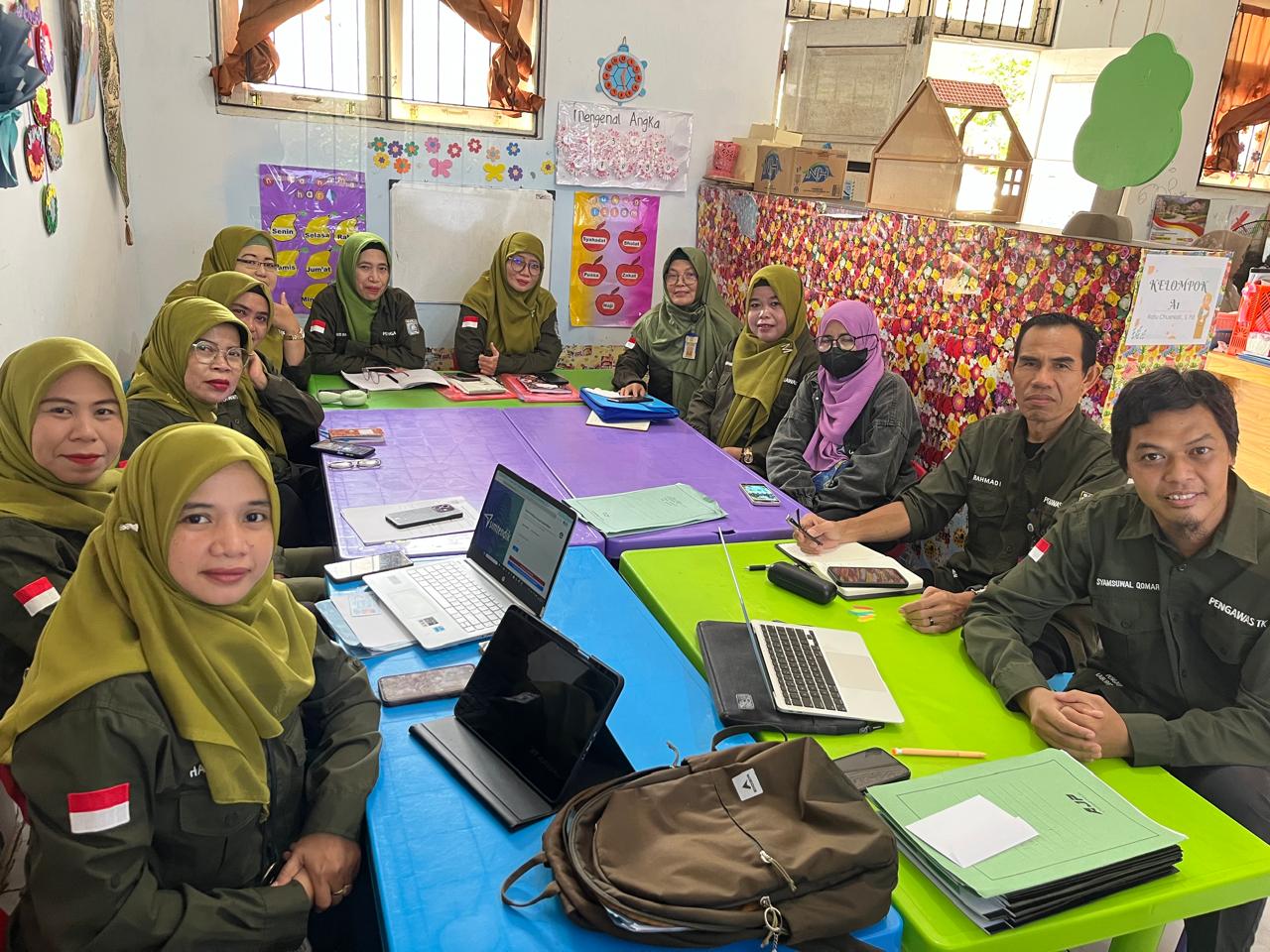 Pengawas TK se-Kabupaten Banjar Optimalkan Papan Interaktif di TK Negeri Permata 2