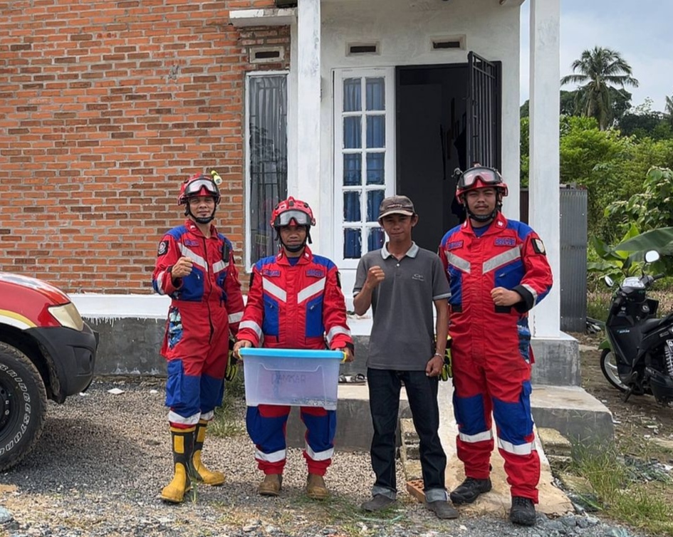 Dinas Damkar Banjar Evakuasi Ular Dalam Sumur