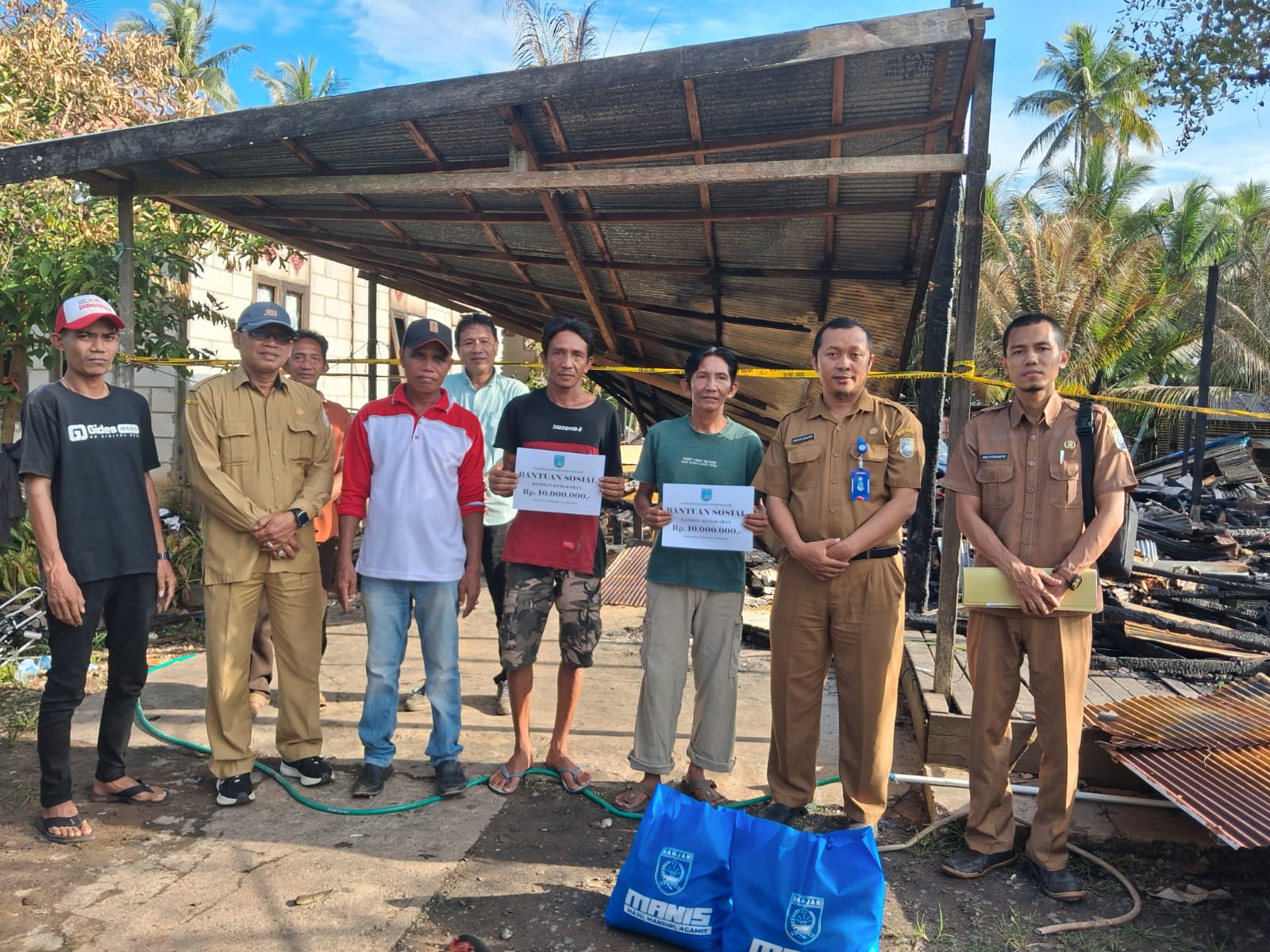 Dinas Sosial P3AP2KB Gerak Cepat Salurkan Bantuan Kepada Korban Kebakaran di Desa Jambu Raya
