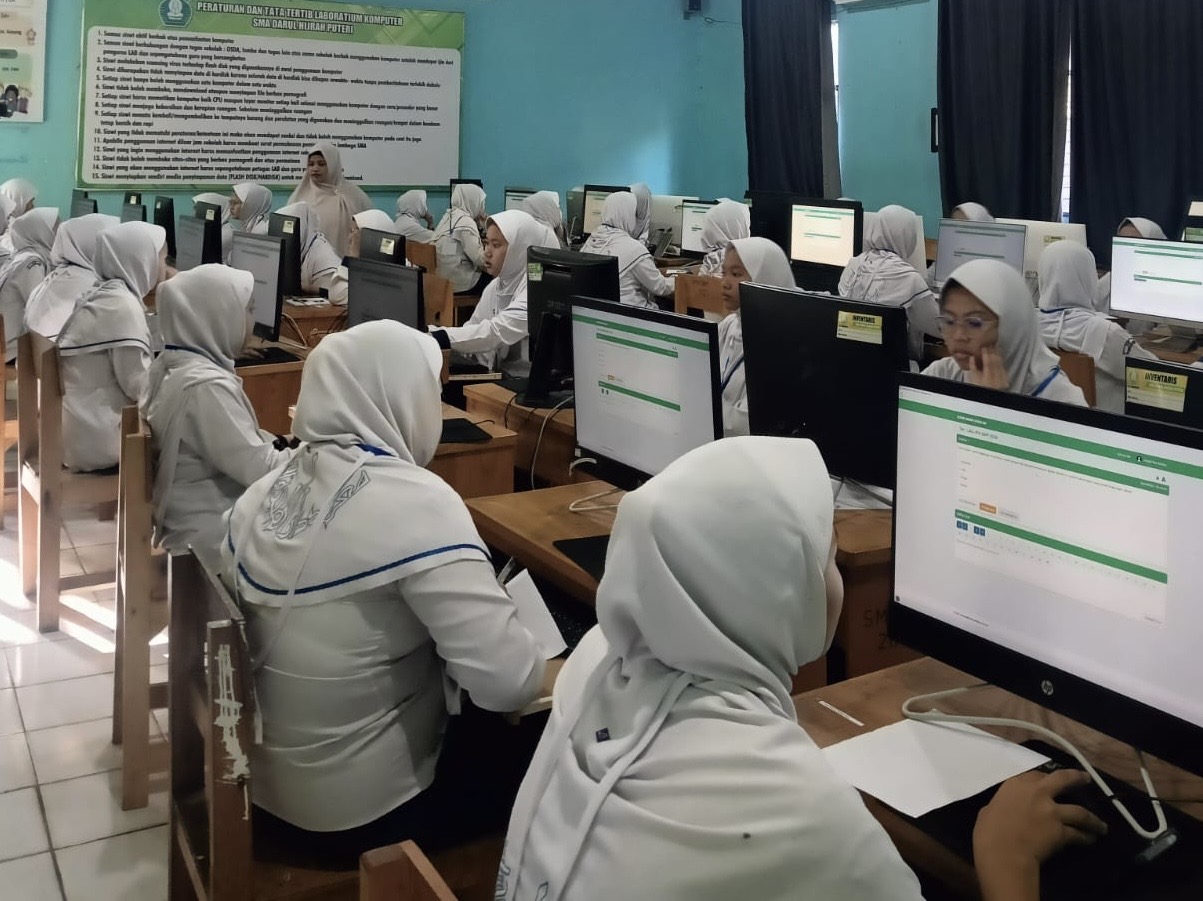 SMP Darul Hijrah Puteri Gelar Ujian Sekolah Berbasis CBT, Hari Pertama Berjalan Lancar