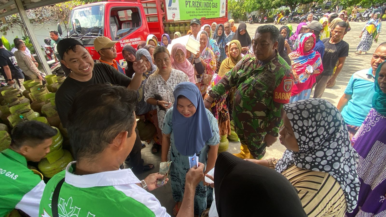 Operasi Pasar Gas LPG 3 Kg di Martapura Barat, Warga Antusias