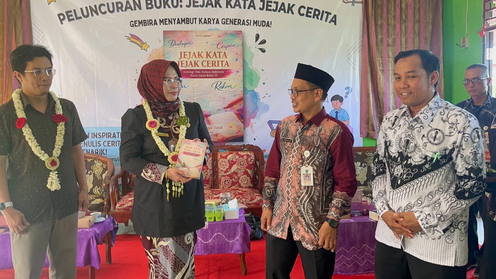 SMPN 4 Sungai Tabuk Luncurkan Buku Antologi Karya Siswa, Dorong Semangat Literasi