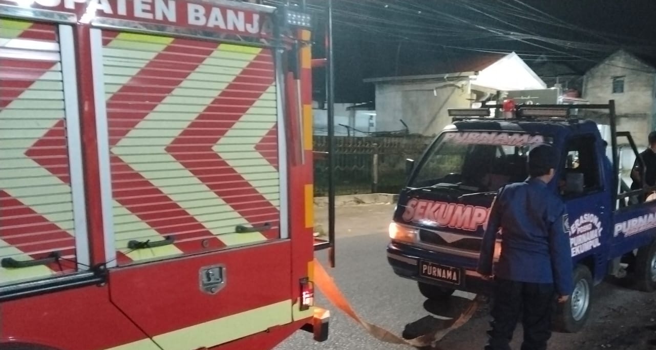 Damkar Banjar Evakuasi Mobil Mogok ke Bengkel Terdekat