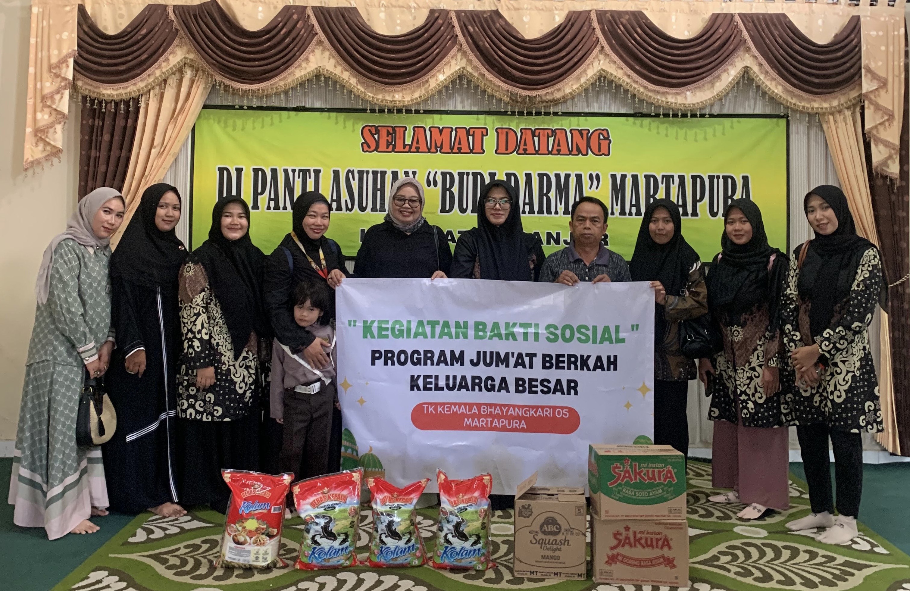 Keluarga Besar TK Kemala Bhayangkari 05 Martapura Gelar Bakti Sosial ke Panti Asuhan