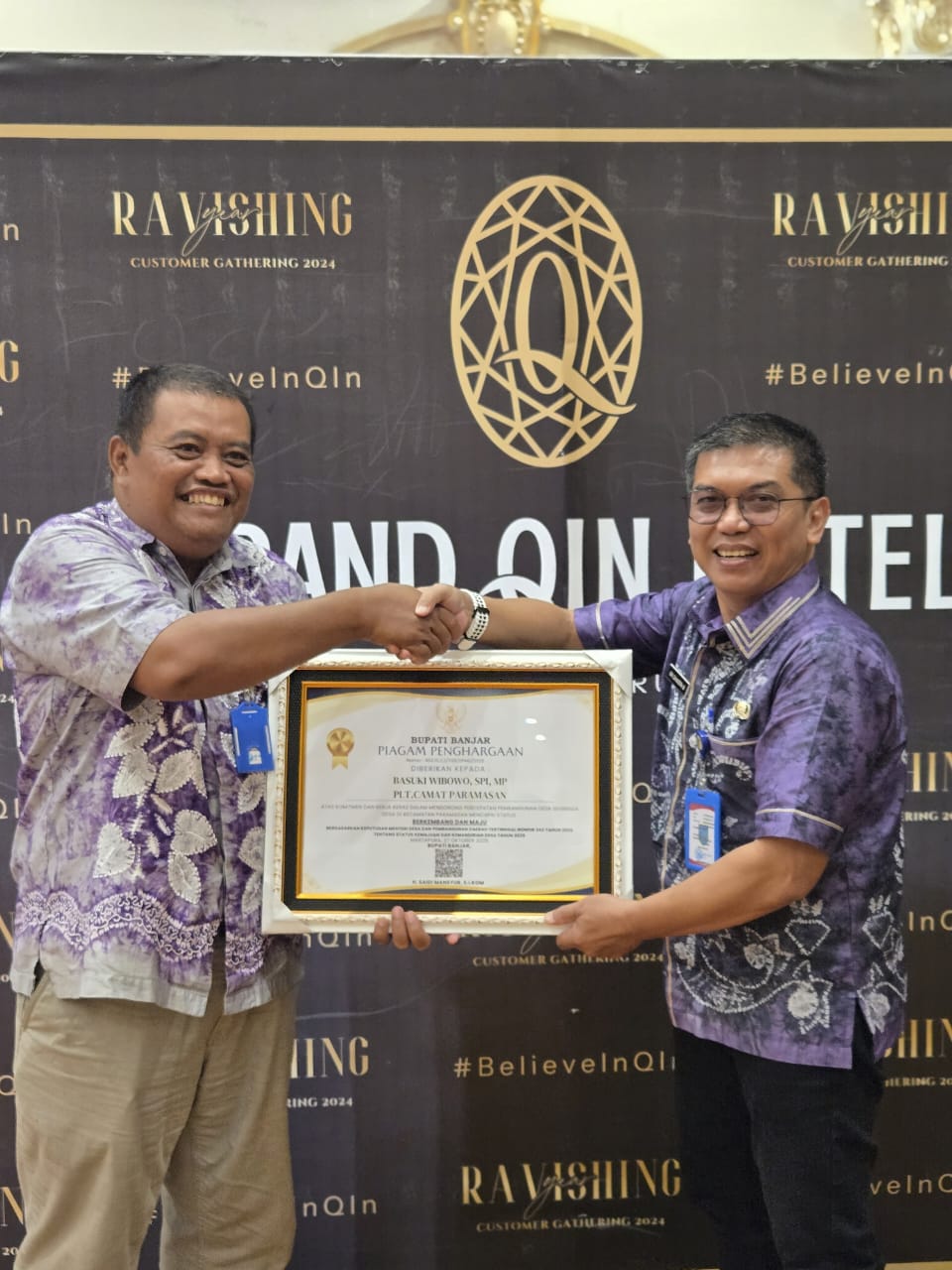 Mampu Dorong Pembangunan Desa, Bupati Banjar Berikan Penghargaan kepada Plt Camat Paramasan