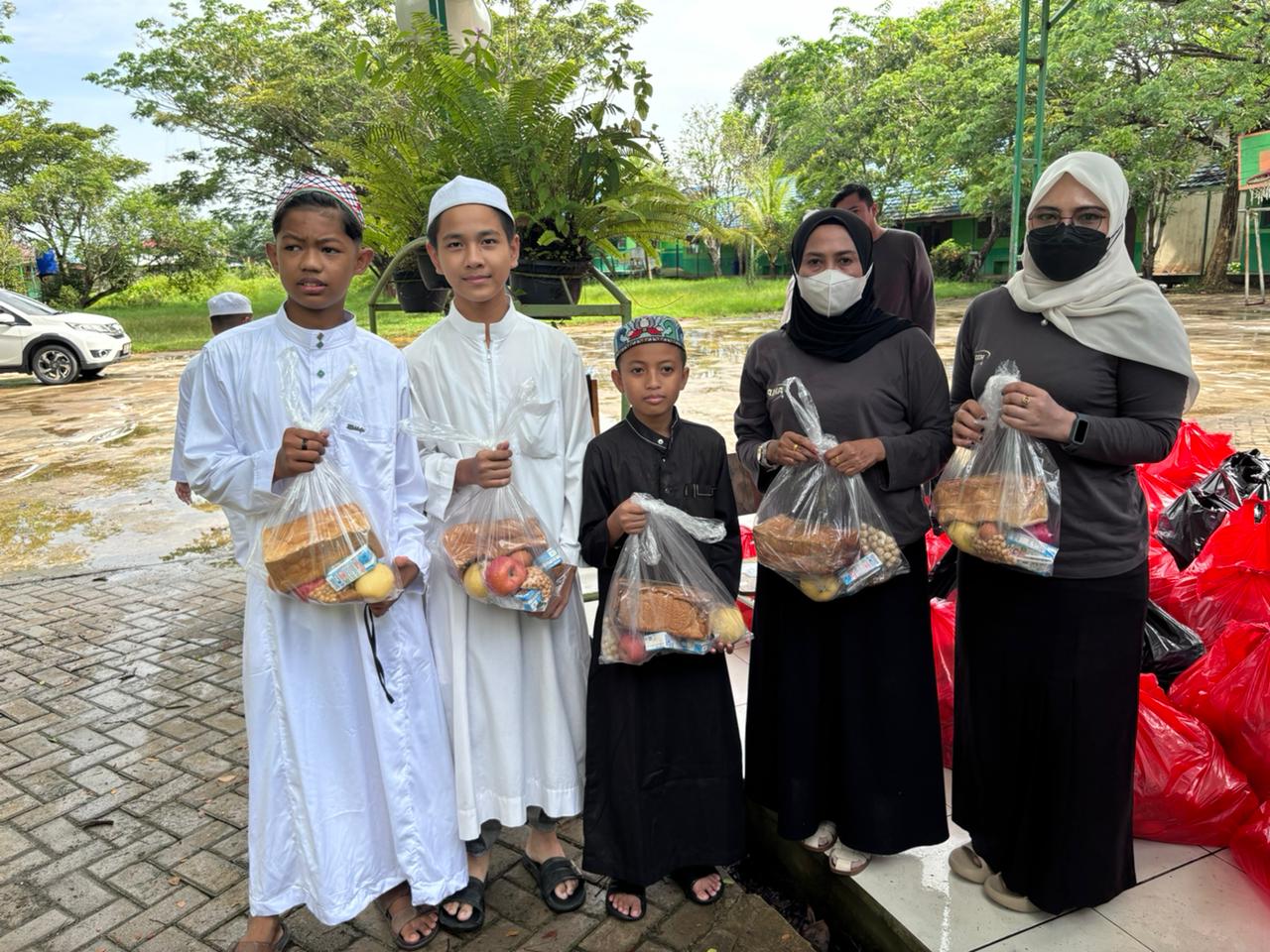 Siswa SMPN 2 Kertak Hanyar Terima “Paket Istimewa” MBG Terakhir di Bulan Ramadan