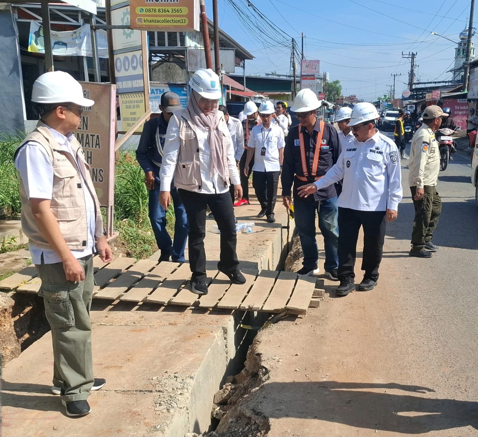 Wabup Banjar Tinjau Progres Peningkatan Jalan Sekumpul dan Drainase Gang Taufik