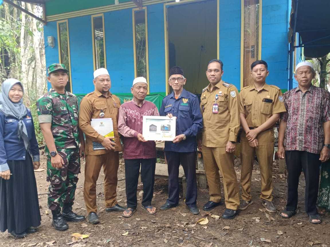 Bantuan Program Bedah Rumah Warga di Desa Bawahan Seberang Diserahkan