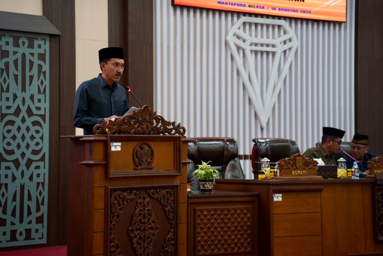 Paripurna, Bupati Banjar Sampaikan Raperda Perubahan APBD Rp3,14 Triliun