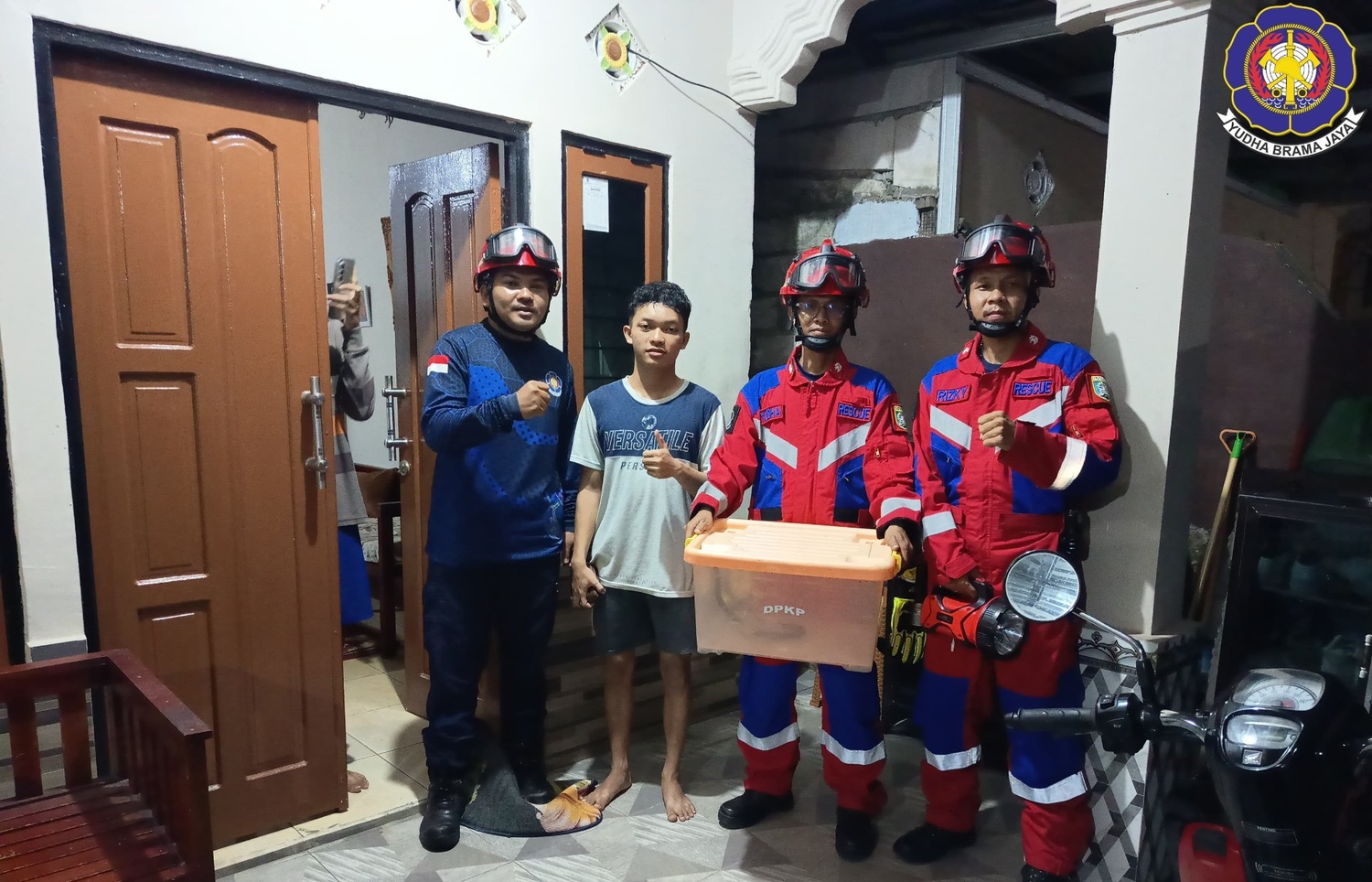 Damkar Gambut Amankan Ular Cobra di Komplek Warga Indah VIII