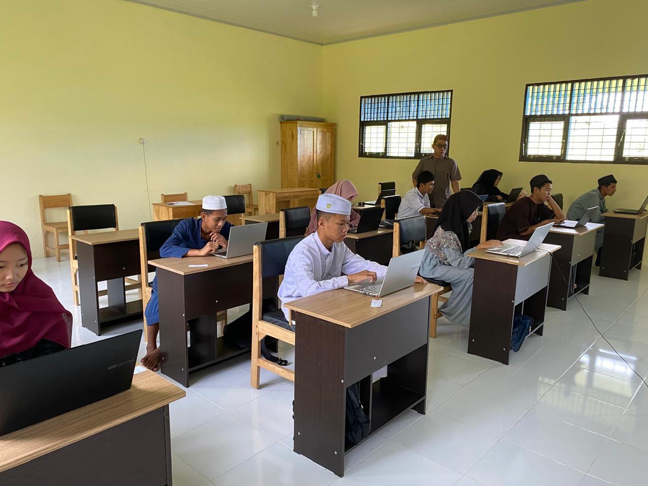 Simulasi TKA Hari Kedua Bahasa Indonesia di SMP Negeri 3 Gambut Berjalan Lancar