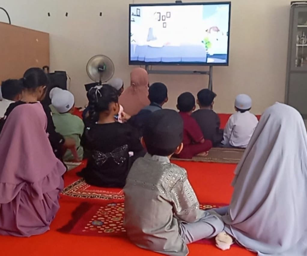 TK Negeri Pembina Simpang Empat Tutup Kegiatan Pesantren Ramadan dengan Praktik Sholat dan Cerita Kebaikan