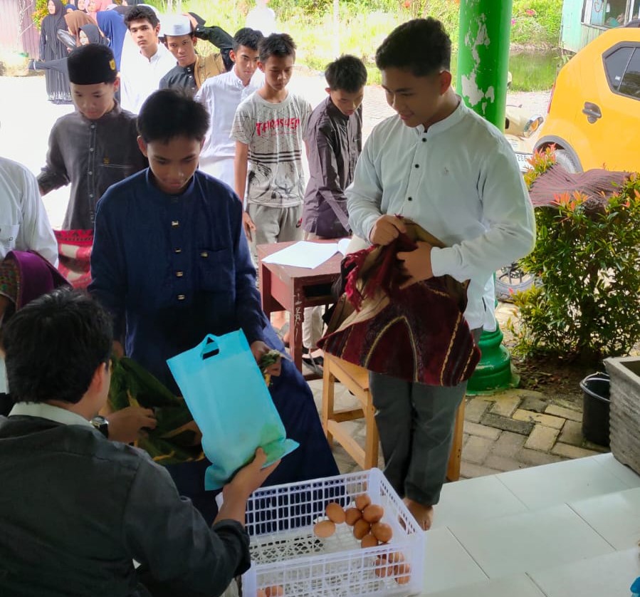 Antusias Meski Berpuasa, Siswa SMPN 3 Gambut Tertib Ikuti Pembagian MBG