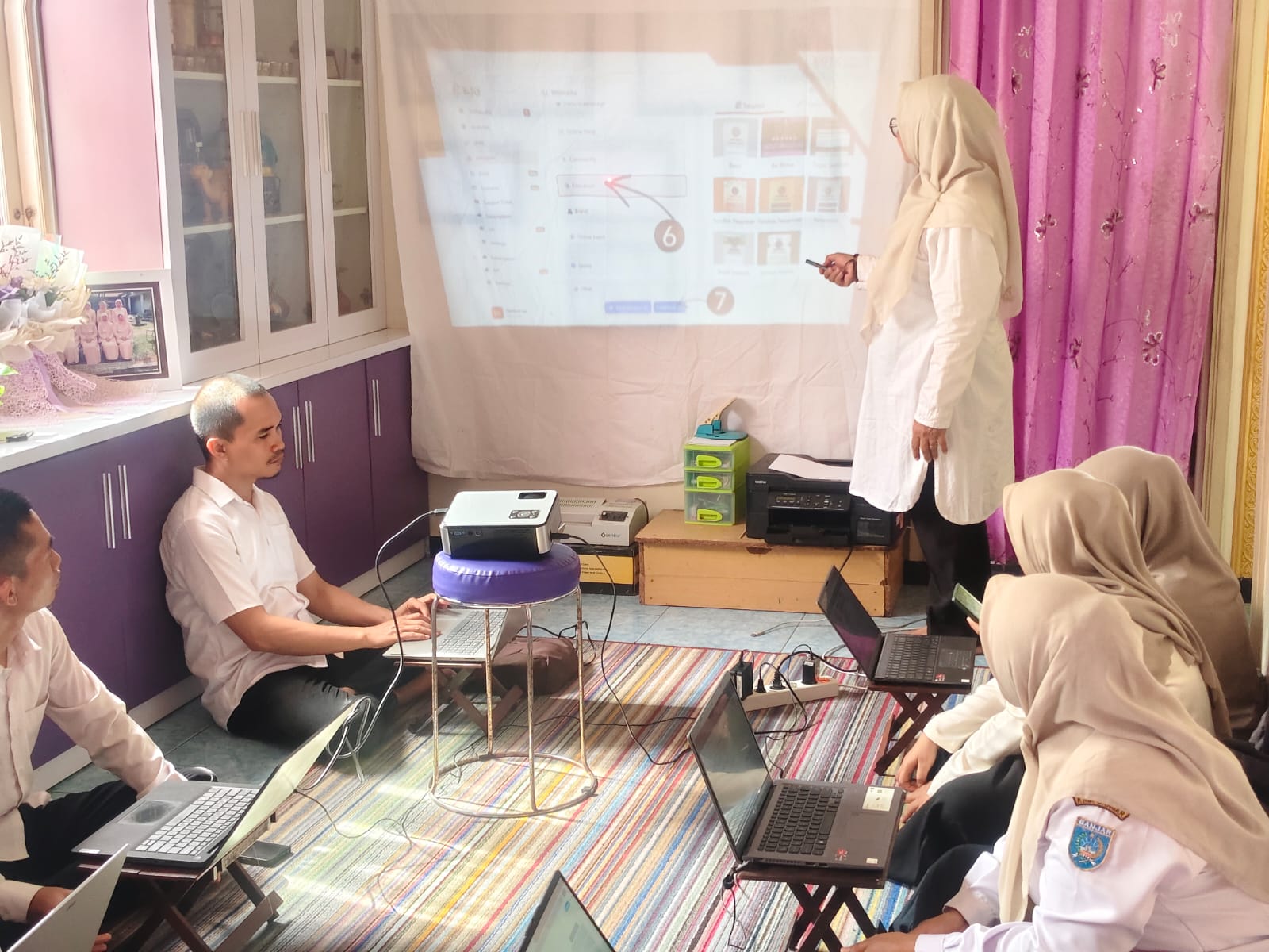 Manfaatkan Teknologi Digital, SMPN 3 Aranio Kembangkan Portofolio Guru Berbasis Microsite