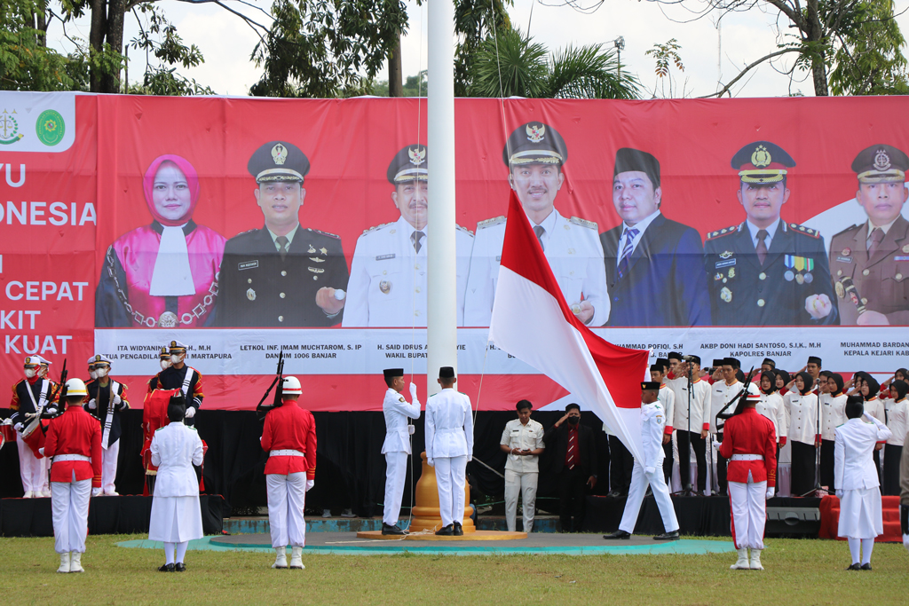 https://infopublik.banjarkab.go.id/Anggota Paskibraka Menjalankan Tugas Pengibaran Bendera Merah Putih